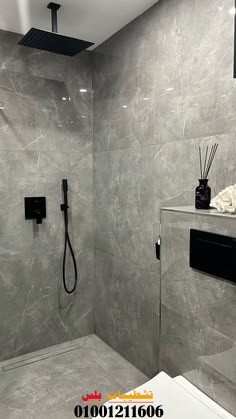 حلول هندسية مبتكرة لاستغلال المساحات الرأسية والجدران في الحمامات الضيقة